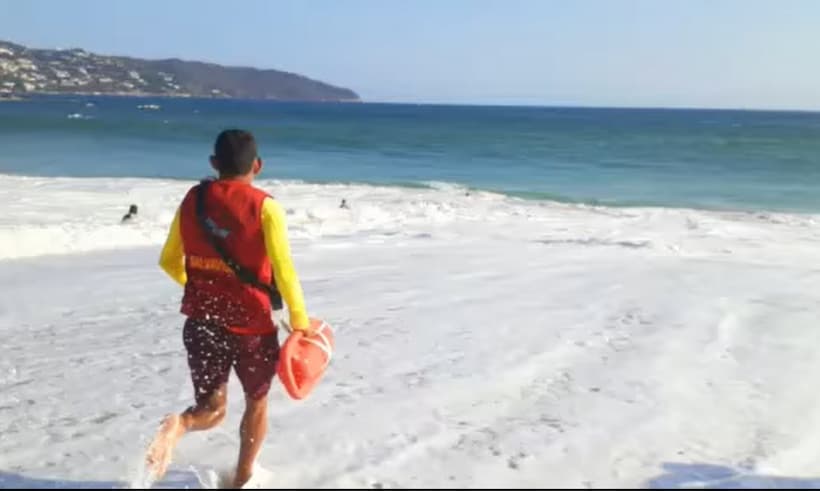 Rescatan salvavidas a 6 turistas en El Morro de Acapulco