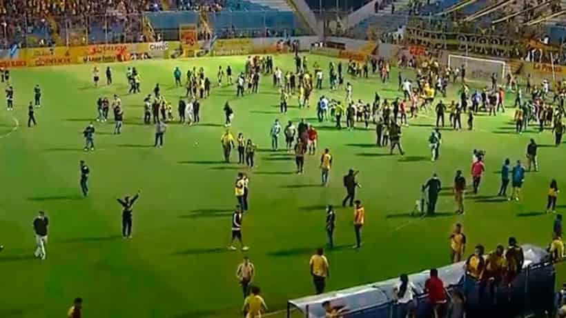 VIDEO: Se enfrentan aficionados durante partido de futbol en Honduras