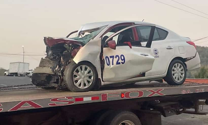 Taxista queda prensado tras chocar contra trailer en Ixtapa