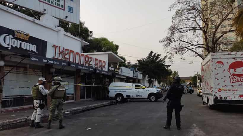 Ultiman a dos hombres en un bar de la Costera de Acapulco