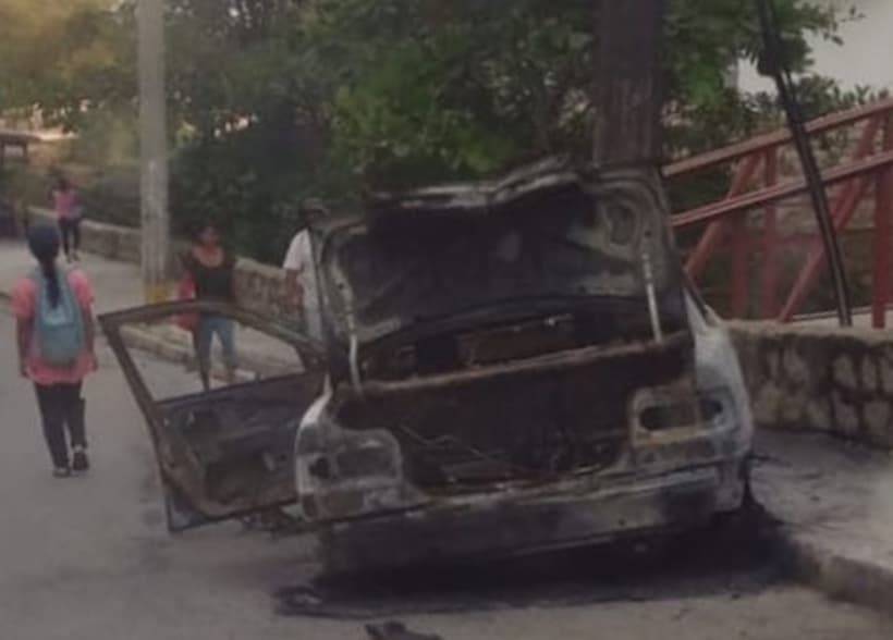 Vehículo se incendia tras chocar contra un poste en Acapulco
