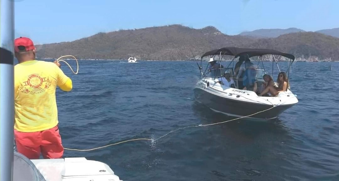 Rescatan a turistas en Zihuatanejo; su lancha quedó a la deriva