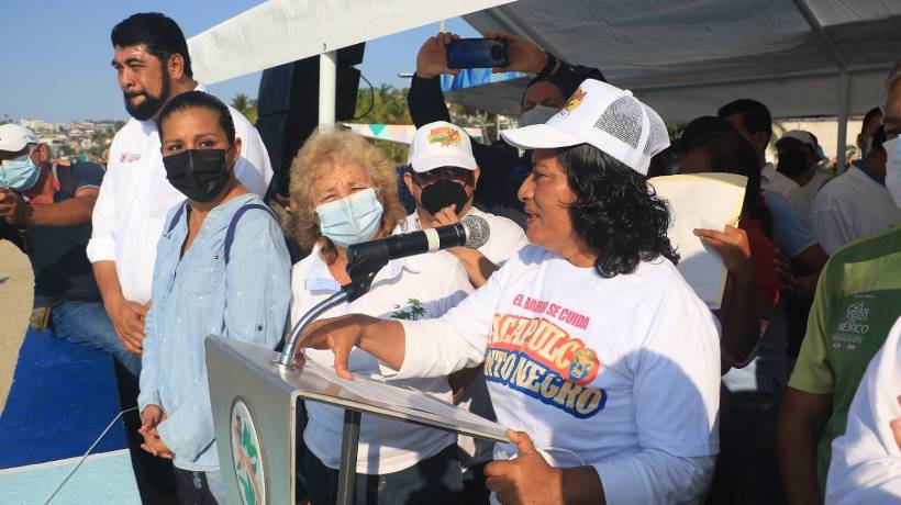 Participa Abelina López en macro limpieza de playas de Acapulco