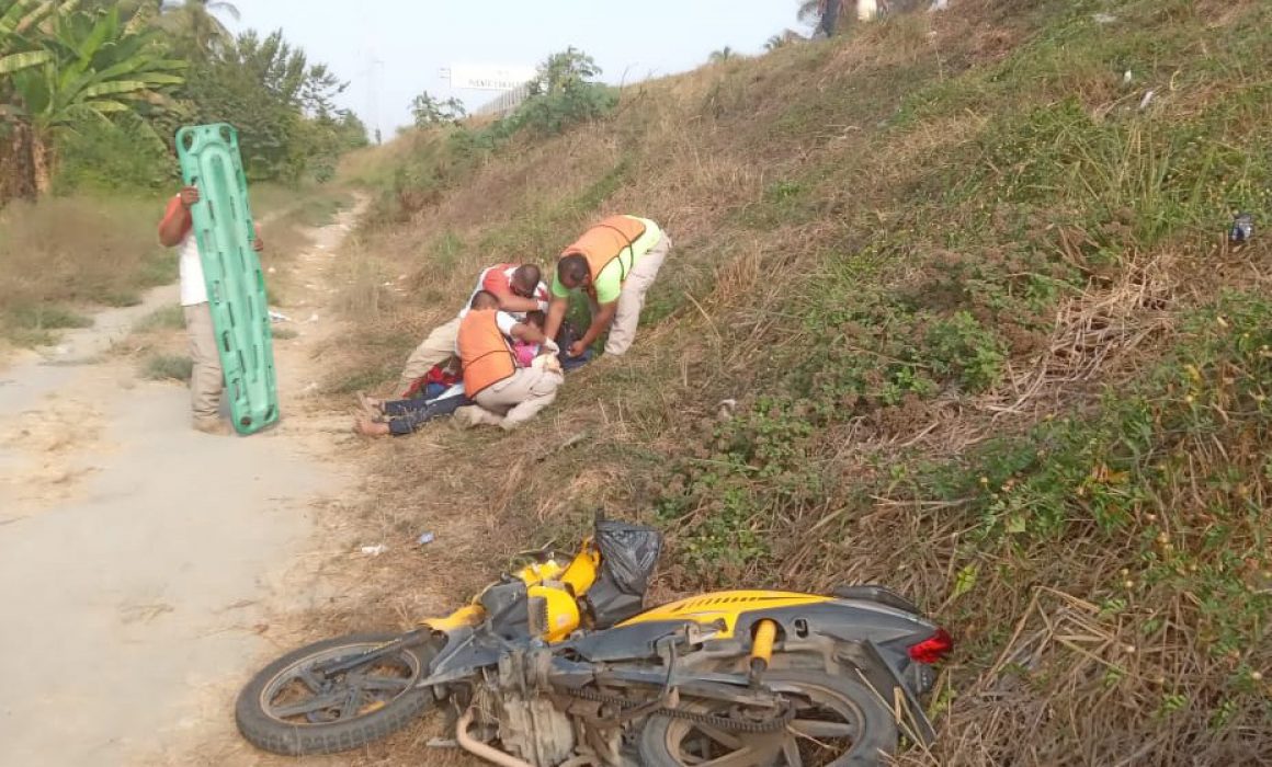 Se lesiona mujer tras caer de su moto en Técpan