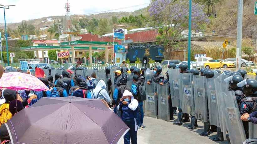 Impiden antimotines bloqueo de Autopista del Sol en Chilpancingo