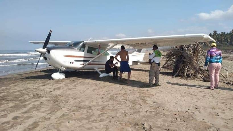 Aterriza de emergencia avioneta en playa de Zihuatanejo