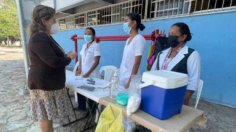 Asisten cientos de personas a Centros de Salud de Acapulco por vacuna anticovid