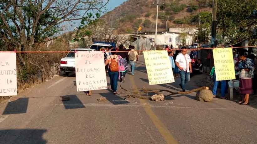 Con bloqueo, demandan entrega de dinero del programa La Escuela es Nuestra