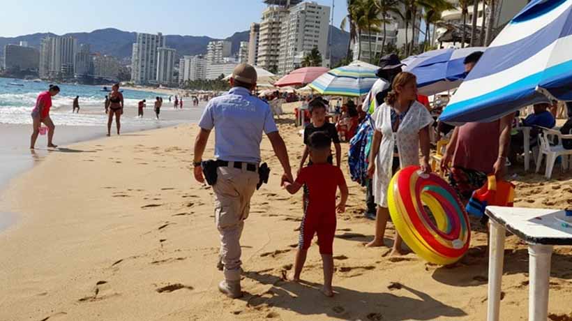 Localizan en Acapulco a dos niños extraviados en la playa