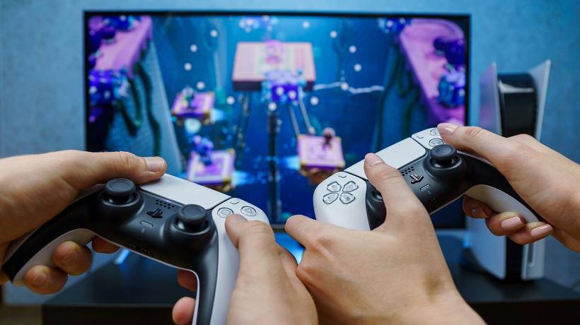 Buscan PlayStation y Xbox colocar publicidad en sus videojuegos