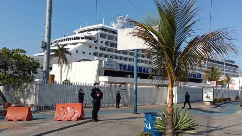 Vigilan policías terminal de cruceros de Acapulco