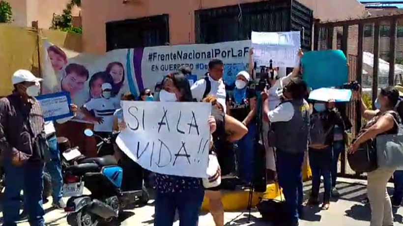 Protestan contra despenalización del aborto en el Congreso de Guerrero