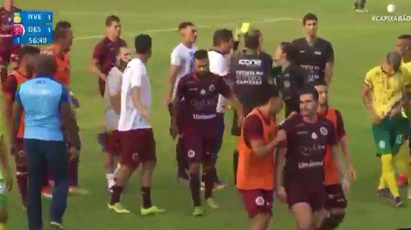 VIDEO: Despiden a entrenador por cabezazo a árbitra en Brasil