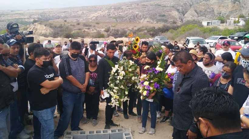 Sepultan familiares a Debanhi; en redes, repudian a Samuel García