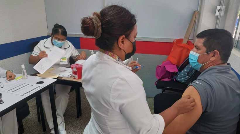 Lleva IMSS vacunación Covid-19 a universidades y aeropuertos de Guerrero