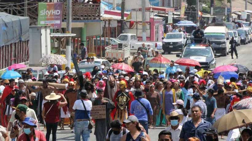 Desafían católicos restricciones contra Covid con Viacrucis