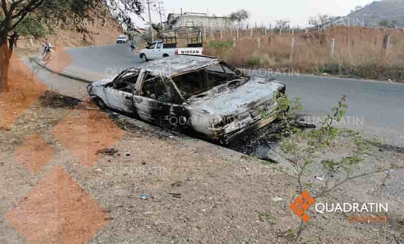 Abandonan coche quemado en carretera de Tlapa