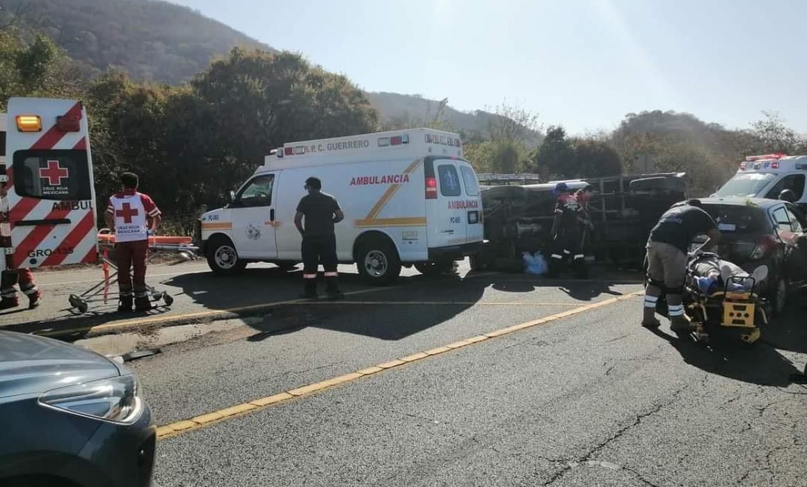 Accidente vehicular en Zihuatanejo deja cuatro lesionados