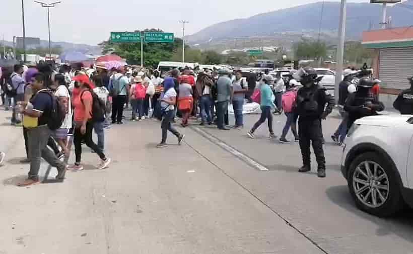 Bloquea CETEG la Autopista del Sol en Chilpancingo