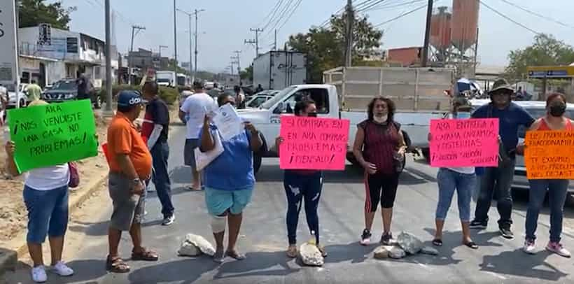 Bloquean la Cayaco-Puerto Marqués; vecinos exigen agua