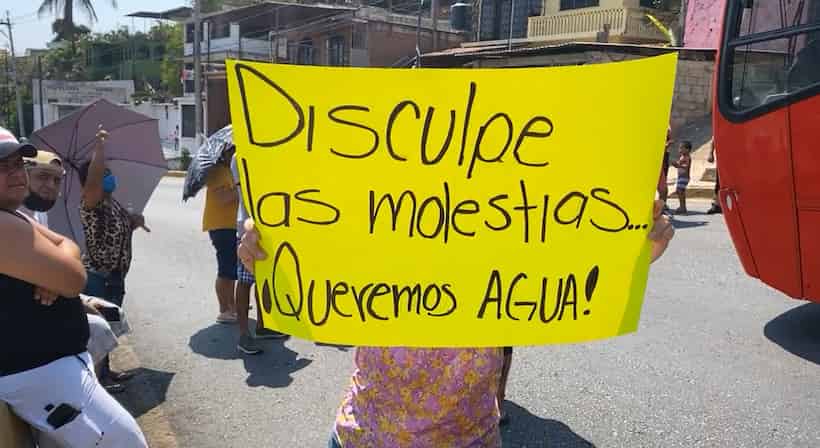 Bloquean frente al Ayuntamiento de Chilpancingo; exigen agua potable