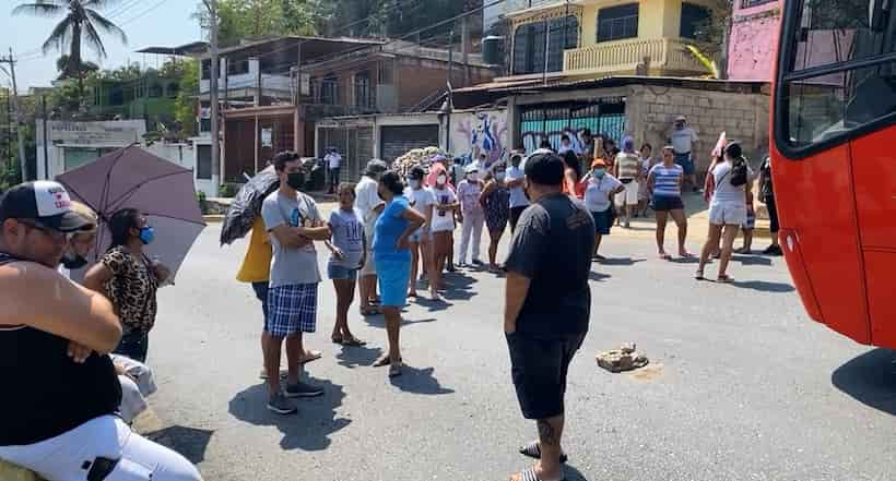 Bloquean la Y Griega-Las Cruces; vecinos exigen agua potable