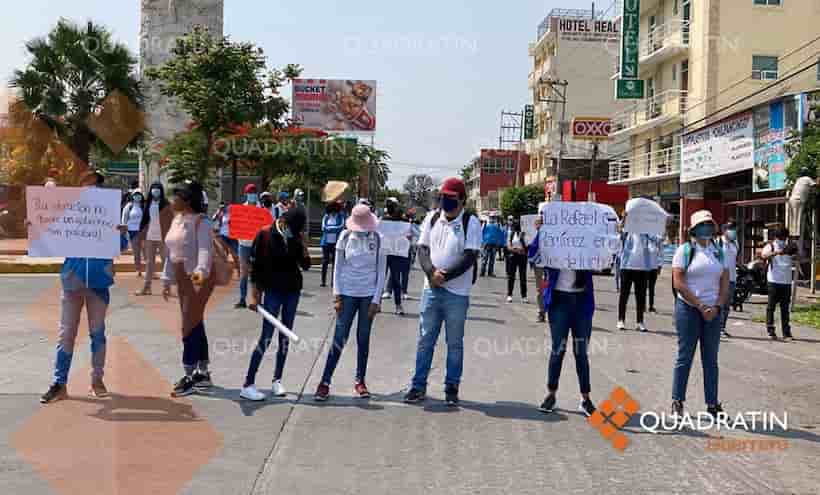 Doble bloqueo en Chilpancingo: Normalistas exigen material didáctico