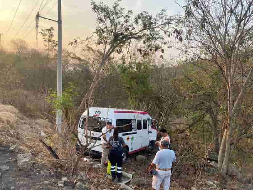Conductor de Urvan choca contra árboles en Zihuatanejo y escapa