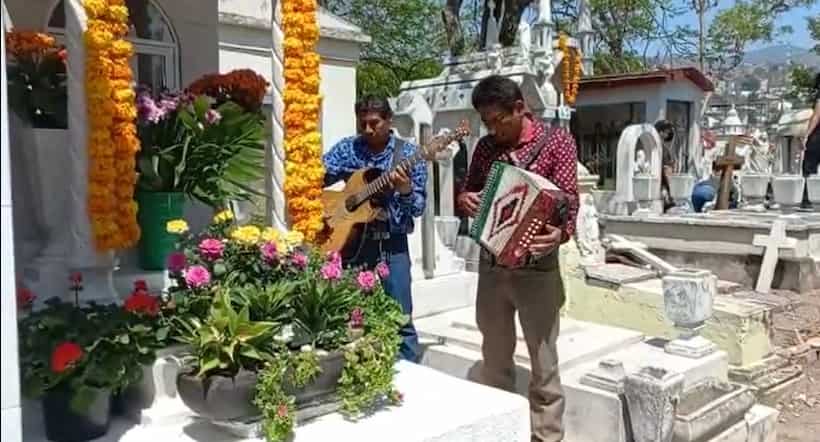 Con flores y música recuerdan a madres en panteones de Chilpancingo