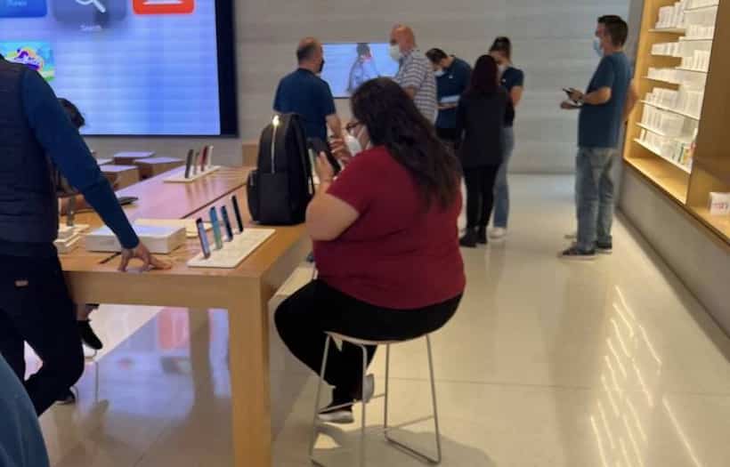 Critican en redes a senadora de Morena por visitar tienda Apple