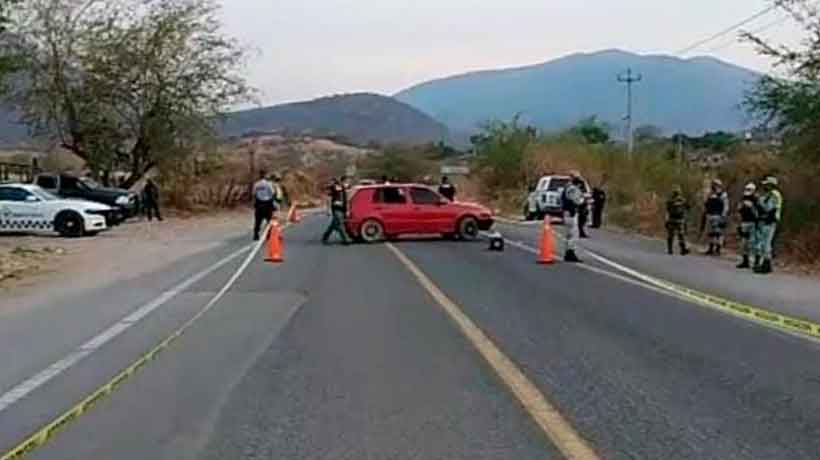 Abandonan cuerpo en carretera de Iguala-Taxco, sería uno de los policías municipales desaparecidos