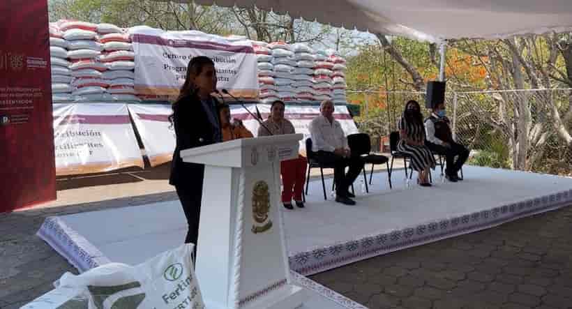 Entrega de fertilizante es un acto de justicia social: Evelyn Salgado