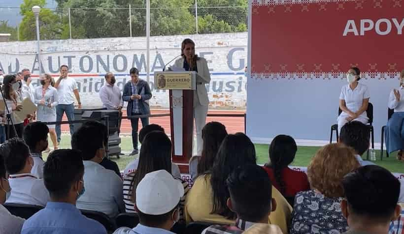 La UAGro forma hombres y mujeres de bien: Evelyn Salgado