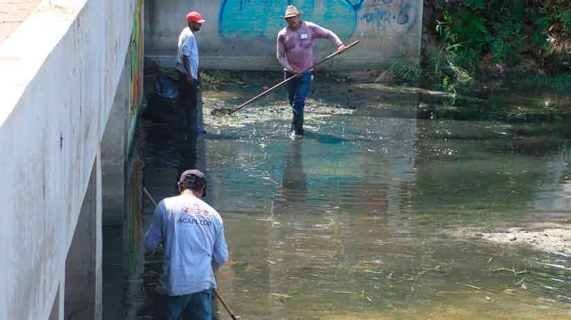 Realizan limpieza de canales en Acapulco previo a temporada de lluvias