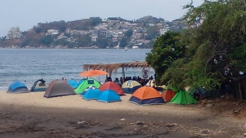 Acampan los del AcaMoto en playa de Acapulco