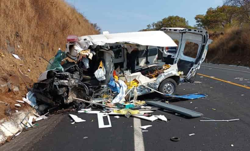 Paramédicos quedan prensados tras accidente en Michoacán