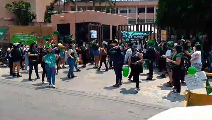 Protestan en Chilpancingo organizaciones a favor y en contra del aborto