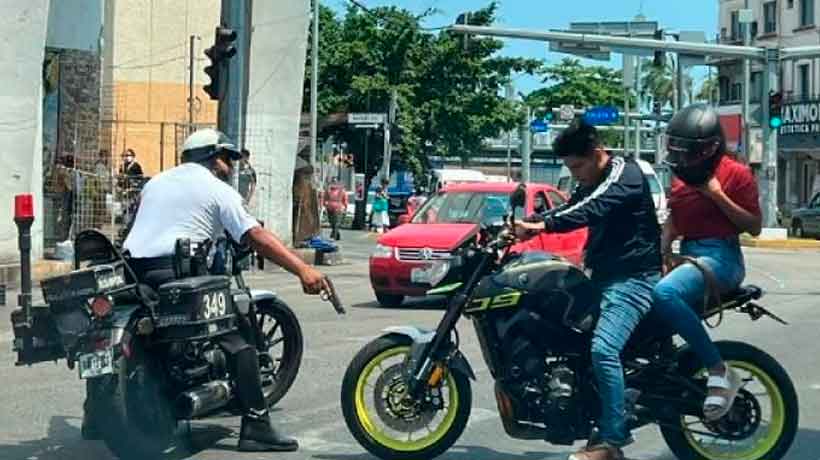 Policía vial amaga con arma a motociclista que se pasó varios semáforos en Acapulco