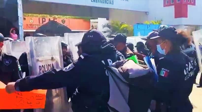 Repliegan antimotines protesta de policías auxiliares en zona Diamante