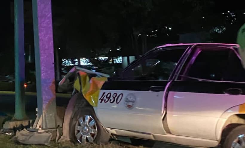 Se estrella taxi colectivo contra poste en Zihuatanejo