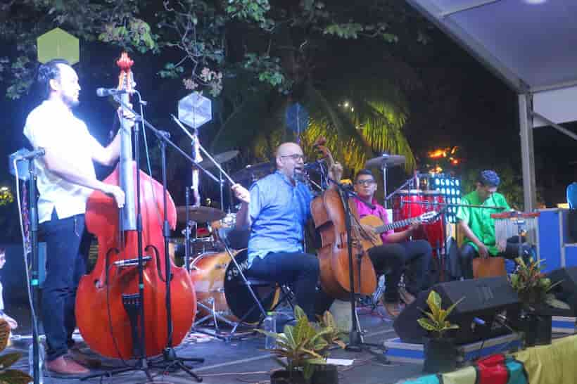 Amenizan “Las Luz y Fuerza” y “Cuatete Sound” noche cultural en la FILA