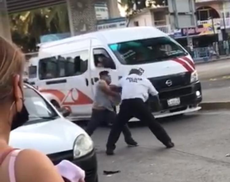 ¡Pelea, pelea! Policía vial se tunde a golpes con civil