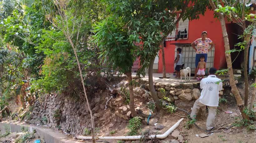 Por lluvias, notifican a familias en zona de riesgo de Acapulco