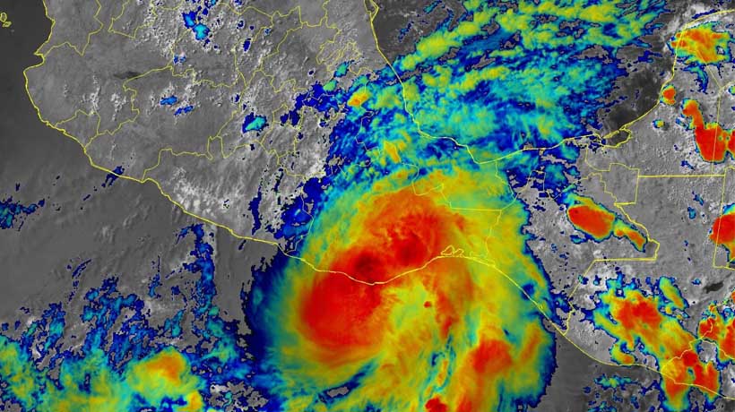 Toca tierra huracán Agatha en Oaxaca; es categoría 2