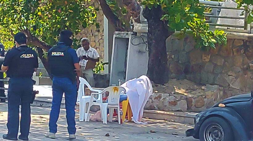 Balean a mujer en playa La Angosta de Acapulco