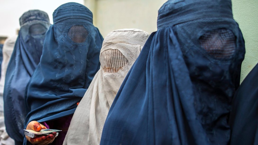 Vuelve el burka a Afganistán; mujeres deberán cubrirse la cara