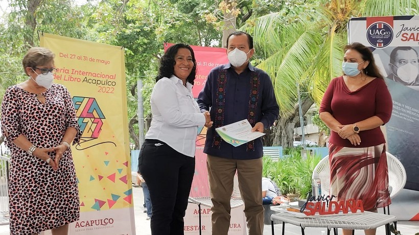 Acude Abelina López a presentación de libro de Javier Saldaña