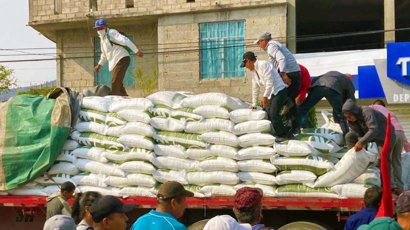 Se llevan campesinos fertilizante de un tráiler en Chilapa, Guerrero