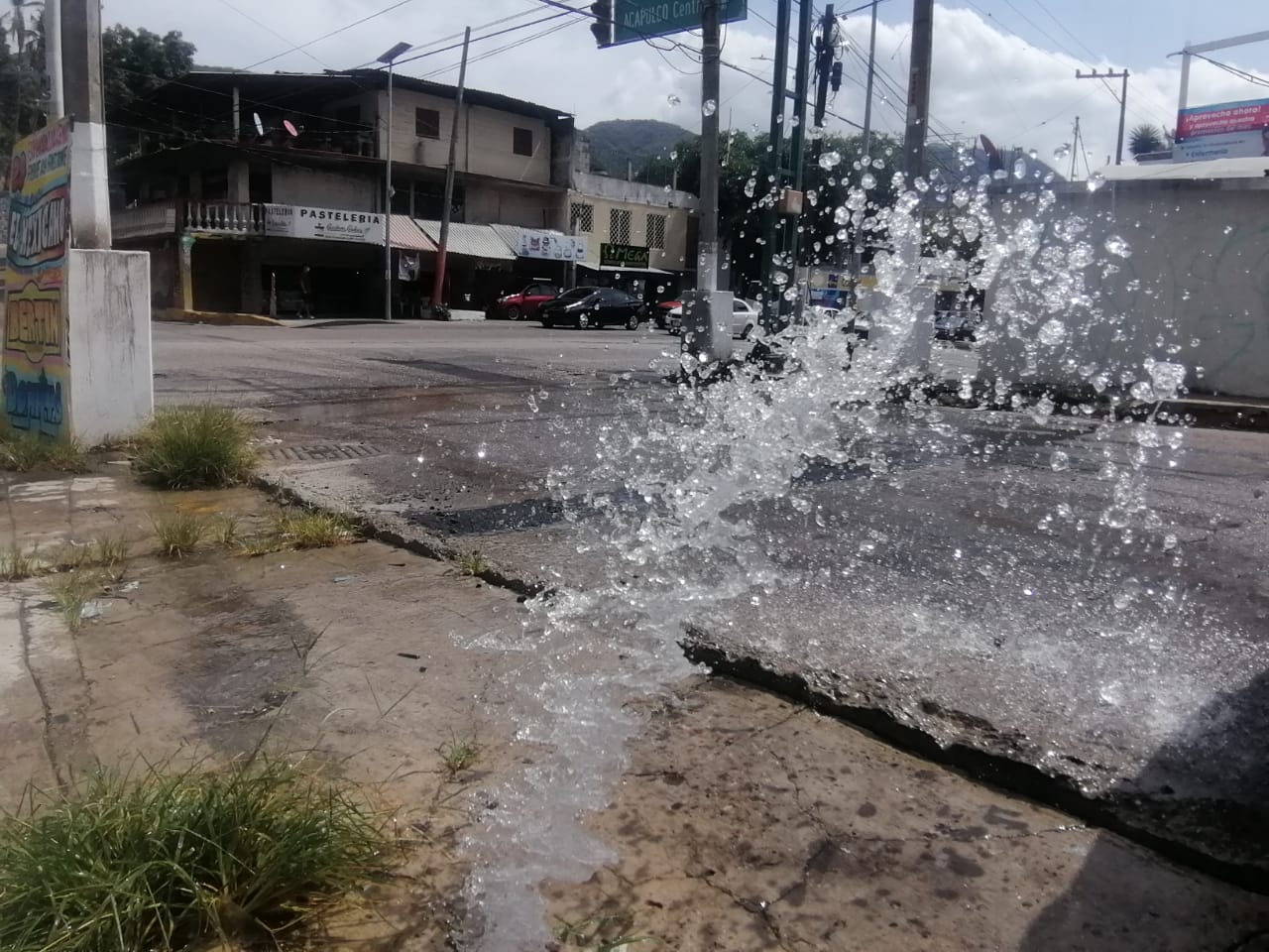 Reportan fuga de agua en Calzada Pie de la Cuesta