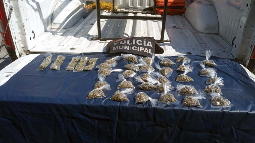 Arrestan a un hombre que portaba bolsitas con marihuana en La Venta de Acapulco